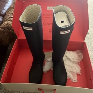 Women’s Hunter tall rain boots, sz 8. Navy matte. Excellent condition.